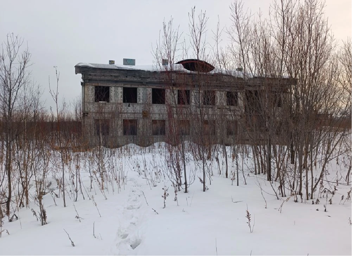 Областная психиатрическая больница (1 очередь), поликлиника на 180 пос., площадь 1756,1 кв. м, кадастровый номер 65:01:0602005:1694 и земельный участок под ним с кадастровым № 65:01:0602005:2234